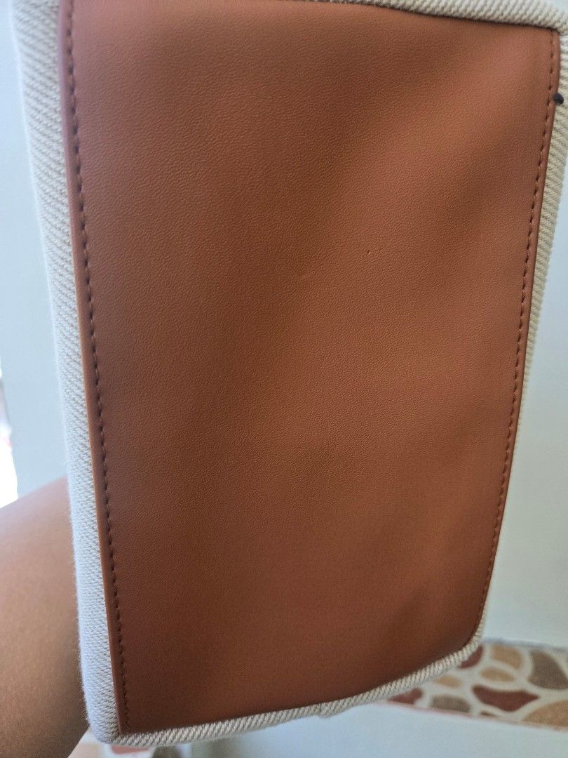 Estee lauder mini handbag (Category: Purses & Pouches) located in Bacoor. Submitted by mishindeclutter (Listing ID 1444351631, Image 2). Description: estee lauder small tote bag cream canvas body and tan leather handles.