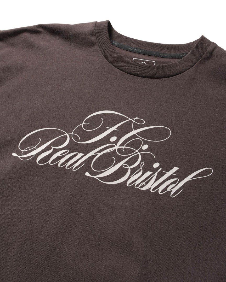 FCRB Script Tee （分類：T-shirt、恤衫、有領衫）位於 Hong Kong。 由 secretmode 提交（商品編號 1444361545，圖片 5）。簡介： Size XL 代購 $740 現售 $550 Cotton Platting Stitch 100% New with Tag 太古交收 or 順豐到付 (順豐優先)。
