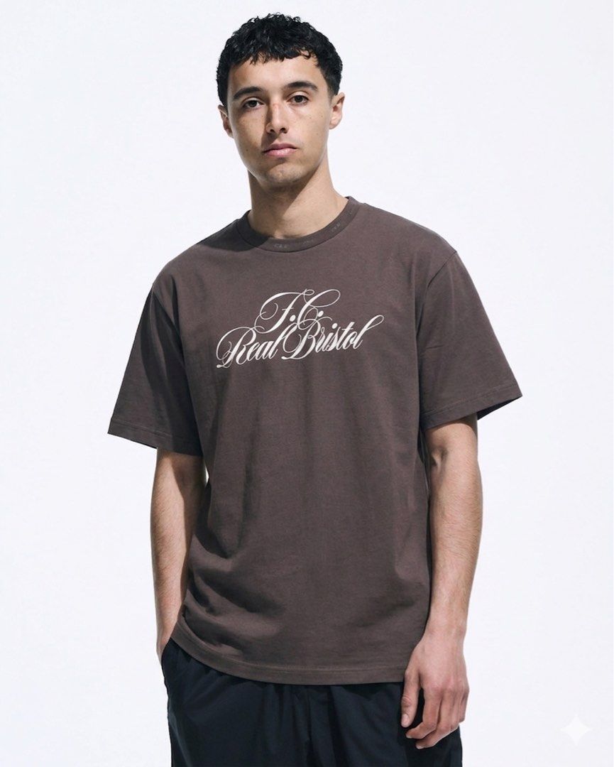 FCRB Script Tee （分類：T-shirt、恤衫、有領衫）位於 Hong Kong。 由 secretmode 提交（商品編號 1444361545，圖片 1）。簡介： Size XL 代購 $740 現售 $550 Cotton Platting Stitch 100% New with Tag 太古交收 or 順豐到付 (順豐優先)。
