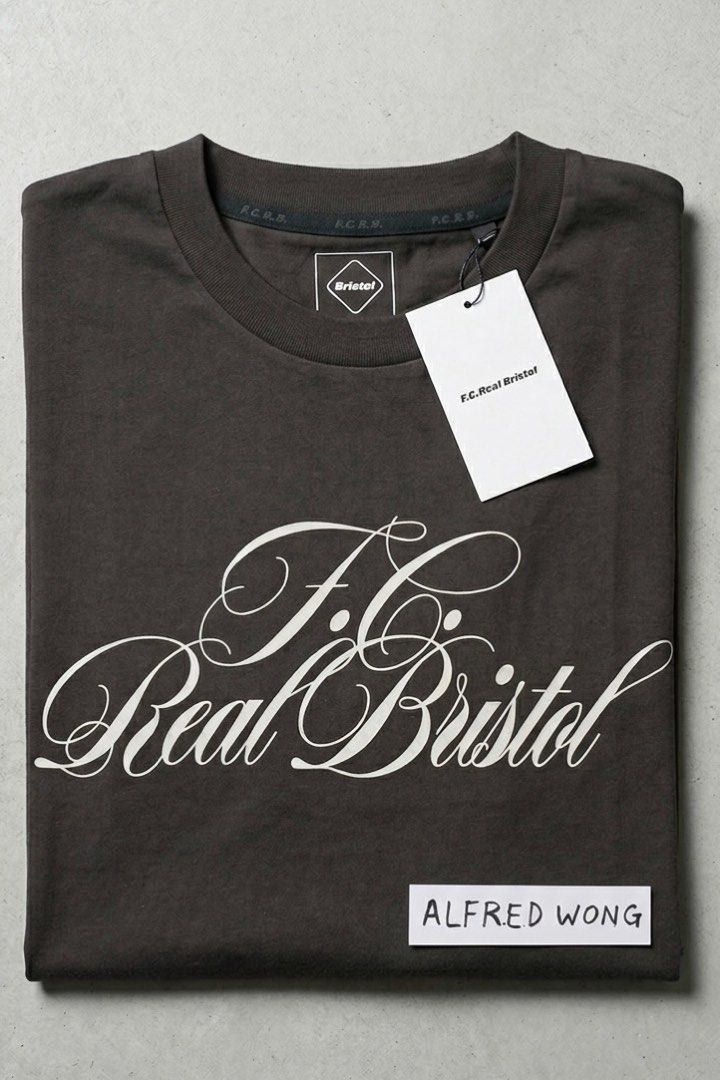 FCRB Script Tee （分類：T-shirt、恤衫、有領衫）位於 Hong Kong。 由 secretmode 提交（商品編號 1444361545，圖片 2）。簡介： Size XL 代購 $740 現售 $550 Cotton Platting Stitch 100% New with Tag 太古交收 or 順豐到付 (順豐優先)。