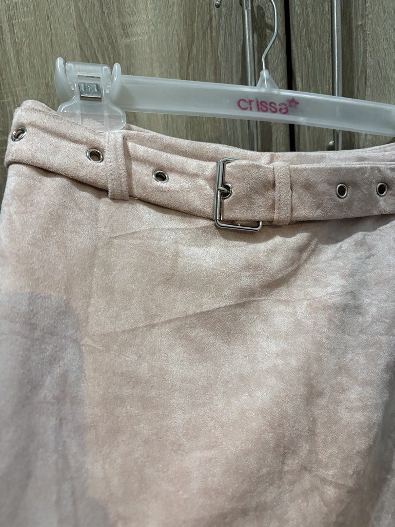 Forever 21 Pink Suede Belted Mini Skirt (Category: Skirts) located in Cavite. Submitted by friesoverload (Listing ID 1444307310, Image 2). Description: - Forever 21 pink mini skirt - Suede-like material - Includes matching belt with buckle and grommet details - Size: S - Ideal for casual wear.