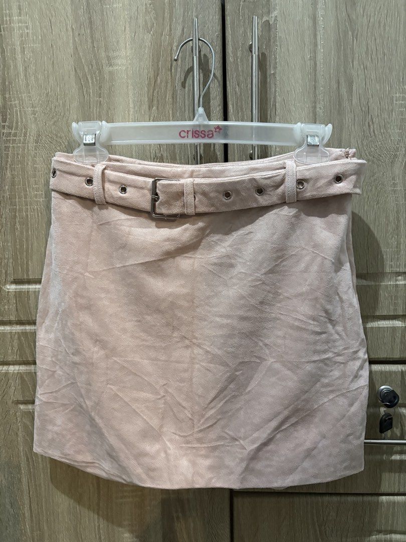 Forever 21 Pink Suede Belted Mini Skirt (Category: Skirts) located in Cavite. Submitted by friesoverload (Listing ID 1444307310, Image 1). Description: - Forever 21 pink mini skirt - Suede-like material - Includes matching belt with buckle and grommet details - Size: S - Ideal for casual wear.