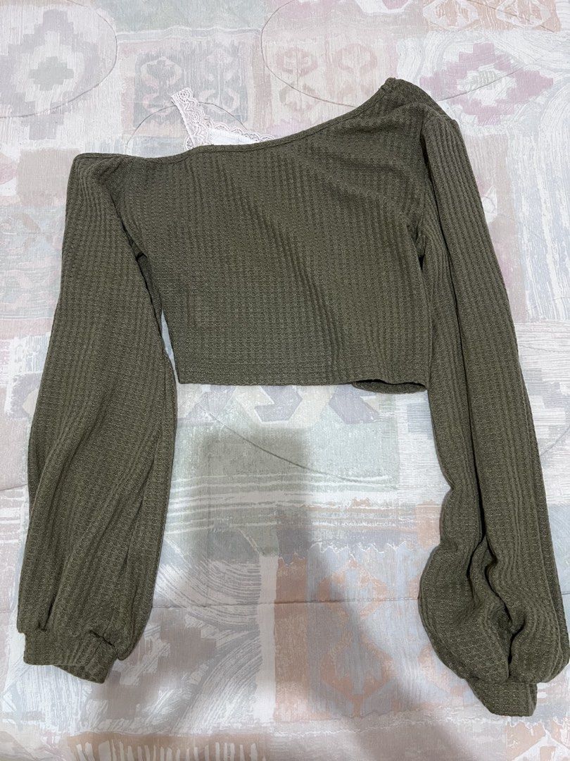 Green One Shoulder Long Sleeve Crop Top (Category: Others Tops) located in Manila. Submitted by ot7purple (Listing ID 1444417022, Image 2). Description: - Used once only - Size small - No issues ***Shipping fee not included. 📲IG: sofiajeneve.