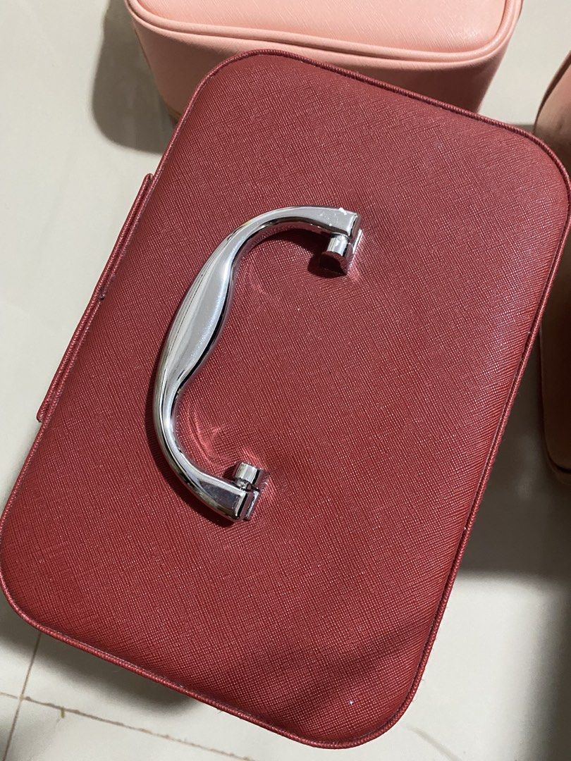 GRWM Makeup Bag (Category: Shoulder Bags) located in Las Pinas. Submitted by declutteredna (Listing ID 1444469986, Image 2). Description: Good as new! Not using anymore sayang naman :) Big compartment perfect for your makeup collection! PAYO Gcash Jnt/lalamove (scheduled).