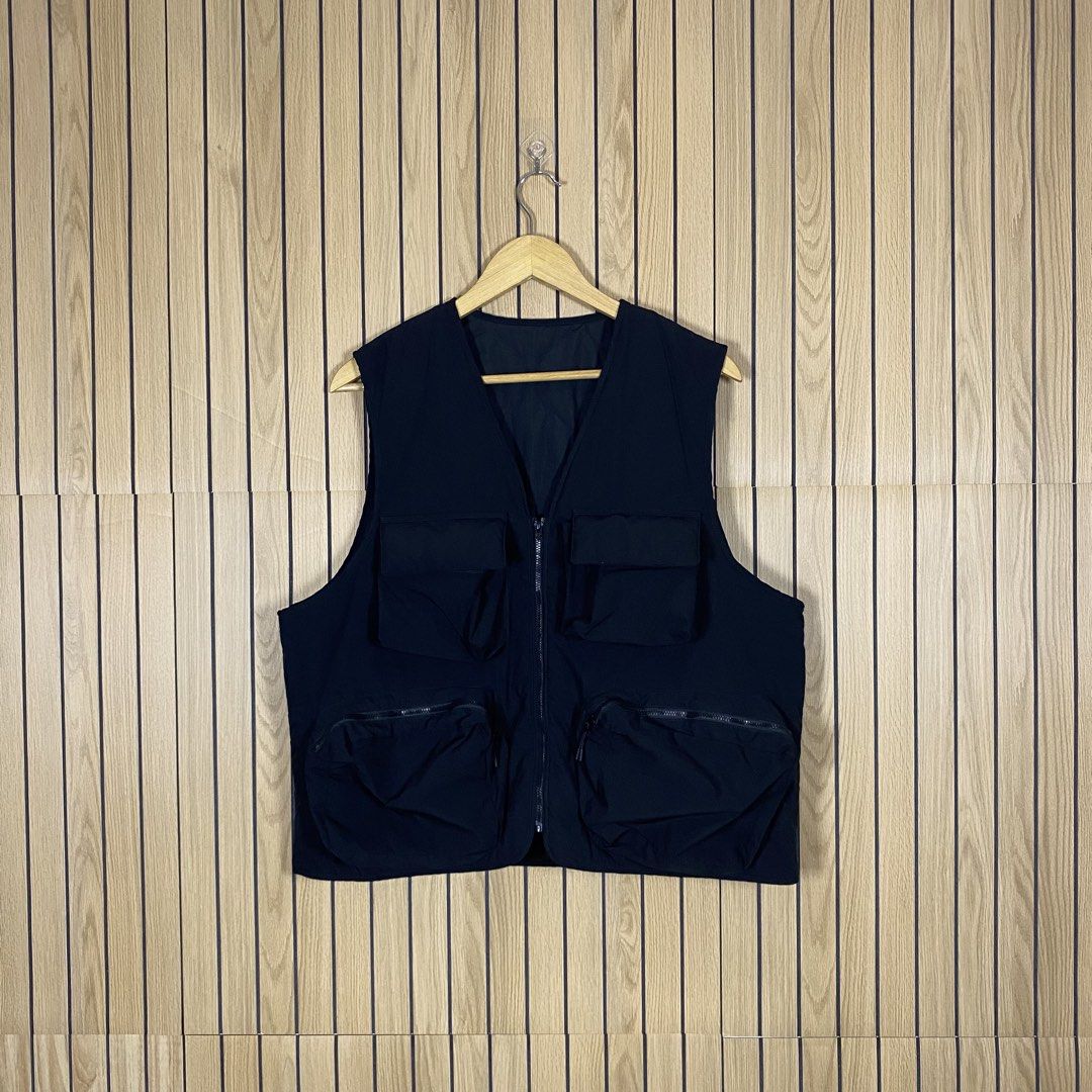 GU Quilted Multi-Pocket Vest (Category: Vests) located in Bacolod City. Submitted by treasurehunts.6100 (Listing ID 1444491350, Image 1). Description: GU Quilted Multi-Pocket Vest Condition - Excellent Color - Black Color rate - 10 / 10 No Flaws Size Small Dimensions : Width - 22.5 Length - 24 Brands you might find on my profile : ( Cos, Uniqlo, H&M, Zara, Muji, Ralph Lauren, Hugo Boss, Fred Perry, Lacoste, Armani, Oakley, The North Face, Lululem