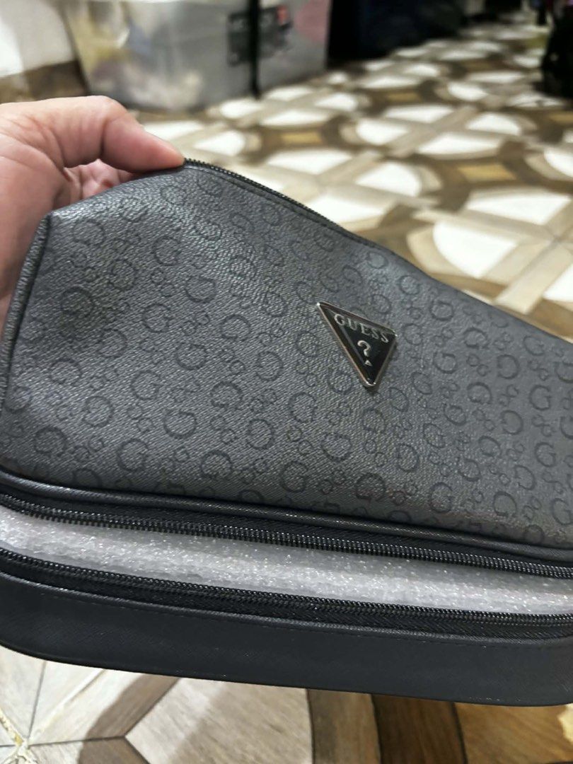 Guess Cosmetic Bag Black L Size (Category: Purses & Pouches) located in Quezon City. Submitted by lavl00 (Listing ID 1444451928, Image 2). Description: - Authentic Guess cosmetic bag, Size L - Features iconic all-over G pattern - Two separate zippered compartments for organization - Brand new with original tag from Ross - Ideal for travel or everyday use.