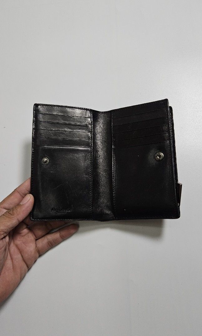 Guy Laroche Wallet, Stingray Leather (Category: Wallets & Card holders) located in Alfonso. Submitted by jbcamet (Listing ID 1444445133, Image 3). Description: Guy Laroche Long Wallet, Stingray Leather still in good condition message for more details.