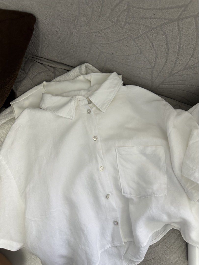 H&M LINEN BLEND SHIRT CROPPED (Category: Shirts) located in Quezon City. Submitted by shopwith.tin (Listing ID 1444487276, Image 2). Description: -Cropped, loose-fit shirt in an airy, woven linen and viscose blend. -Collar, buttons at front, a patch chest pocket, and a double-layered yoke at back with box pleat. -Boxy. Dropped shoulders and short sleeves. -Worn once for a beach trip. bikini cover-up ONLY. 😊 -Flaw (see last photo) not sure if was