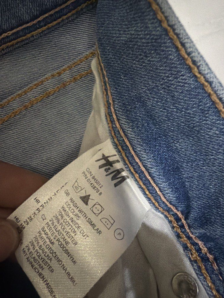 H&M Low Waist Jeans (Category: Jeans) located in Quezon City. Submitted by cocloset85 (Listing ID 1444411878, Image 3). Description: 26/32.