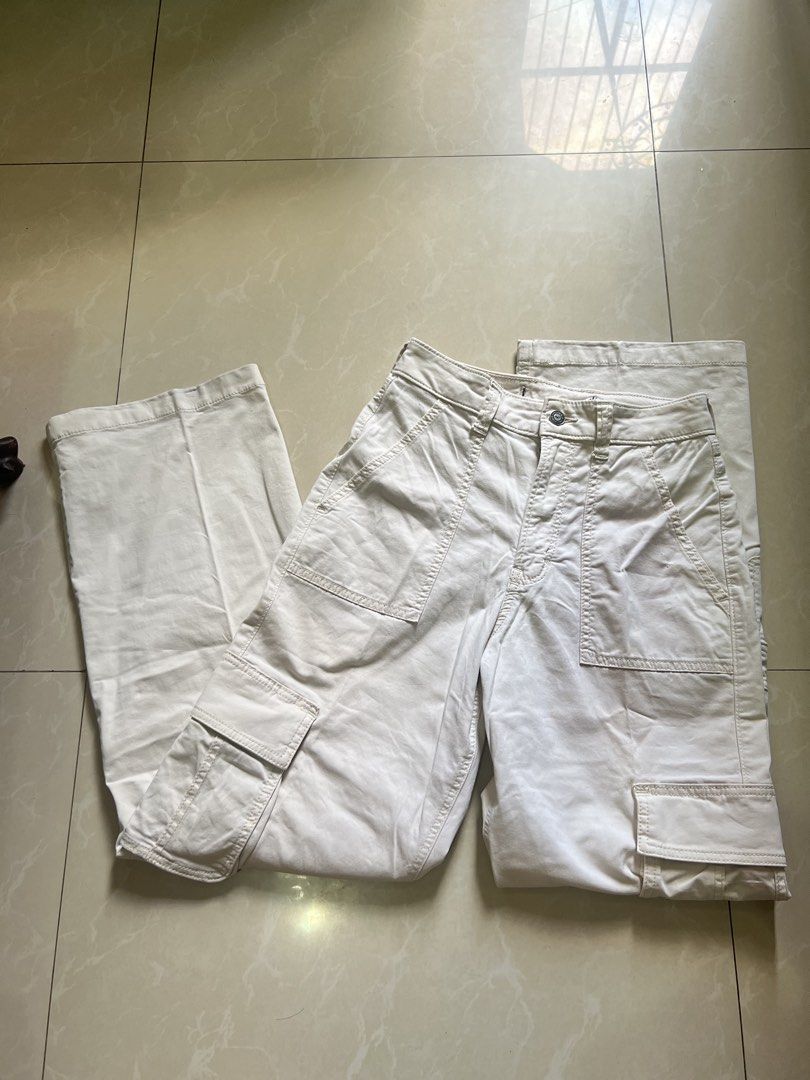 Hollister cargo wideleg pants (Category: Jeans) located in Quezon. Submitted by morena256 (Listing ID 1444385739, Image 1). Description: Size: 25-27 Length: 40 - personal preloved super like new 🤍 .
