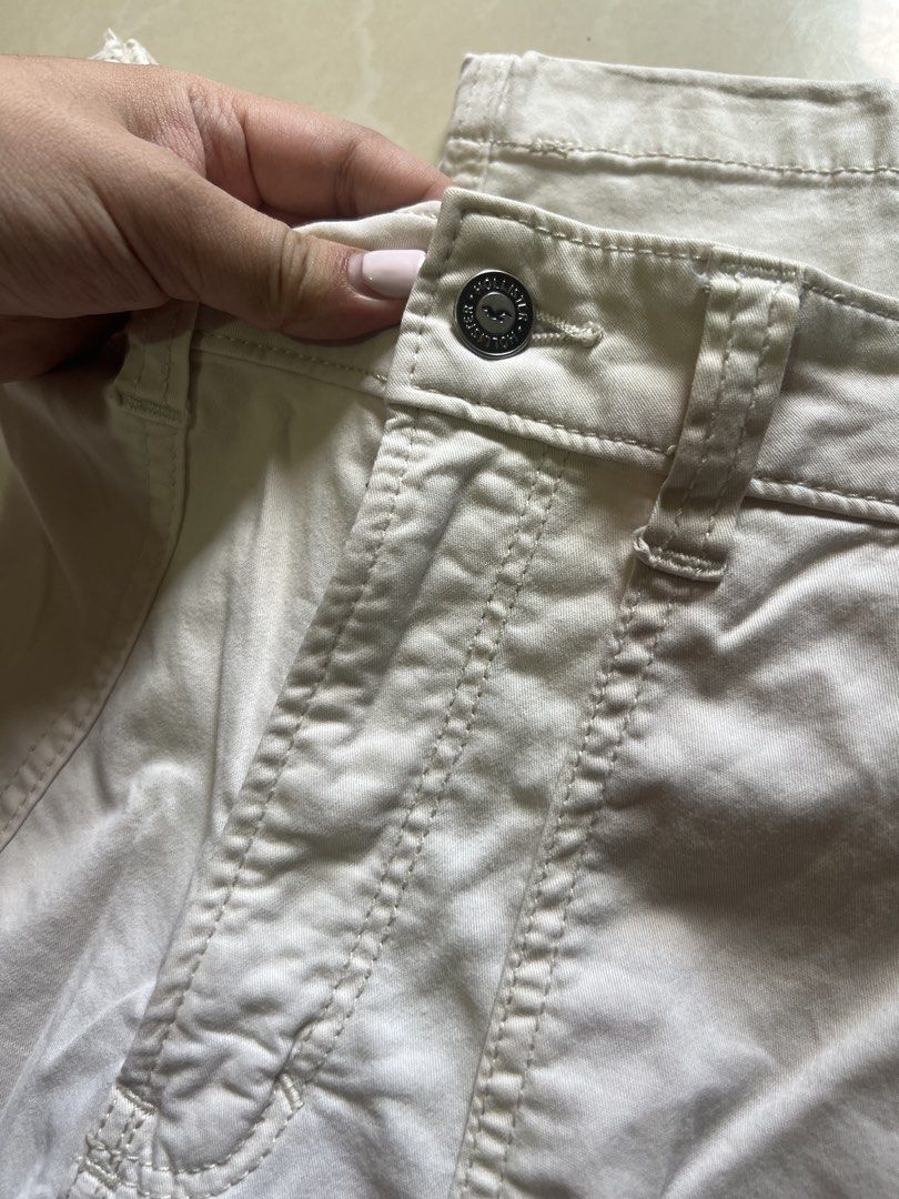 Hollister cargo wideleg pants (Category: Jeans) located in Quezon. Submitted by morena256 (Listing ID 1444385739, Image 3). Description: Size: 25-27 Length: 40 - personal preloved super like new 🤍 .