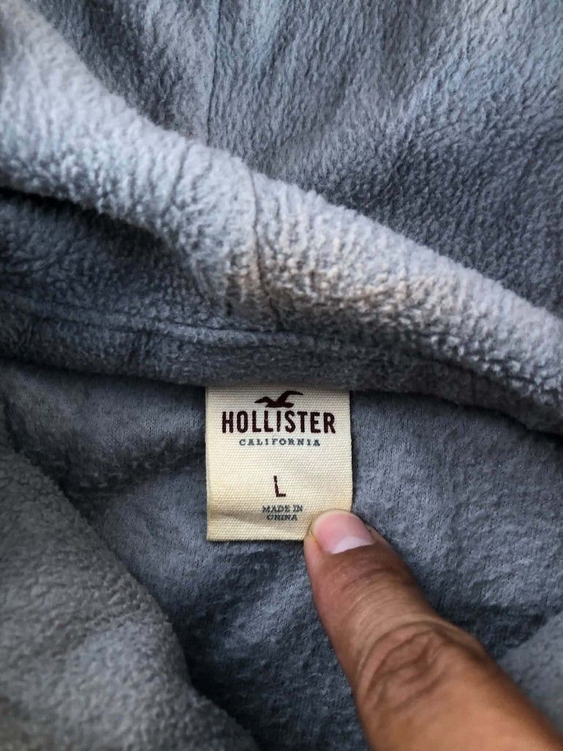 Jacket (Category: Coats, Jackets and Outerwear) located in Hindang. Submitted by jevjev-1020 (Listing ID 1444372014, Image 3). Description: Hollister hooded jacket Excellent condition color rate 9.8/10 Size Large Dimes 26×22 No issue 450+ Sf location: Hindang, Leyte - Visayas.