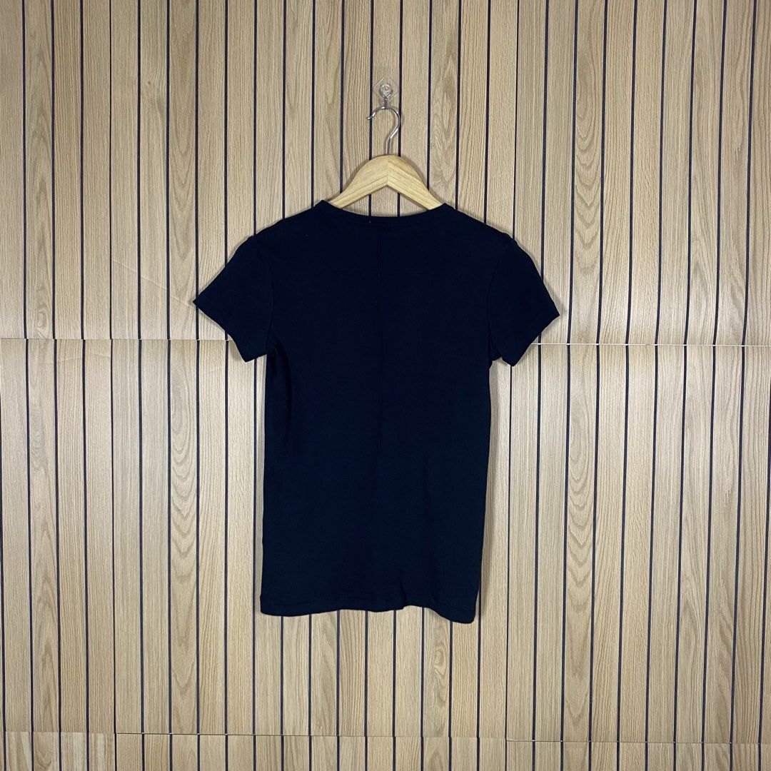 Jil Sander Women's Blank Tee (Category: Shirts) located in Bacolod City. Submitted by treasurehunts.6100 (Listing ID 1444413535, Image 2). Description: Jil Sander Women's Blank Tee Condition - Excellent Color - Black Color rate - 10 / 10 No Flaws Size Small Dimensions : Width - 16 Stretchable Length - 23 Brands you might find on my profile : ( Cos, Uniqlo, H&M, Zara, Muji, Ralph Lauren, Hugo Boss, Fred Perry, Lacoste, Armani, Oakley, The North Fa