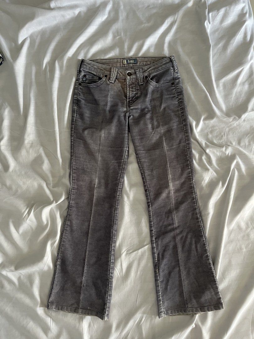 LEI Grey Corduroy Texture Flare Jeans (Category: Other Bottoms) located in Makati City. Submitted by augustrushh (Listing ID 1444374237, Image 1). Description: - Grey Corduroy Flare Pants - Material: Polyester, Cotton, Spandex blend - Wash-out look Waist:26-28 Rise: 8.5 in Hips: 32-34 in Length: 37 in Leg opening: 9 in .