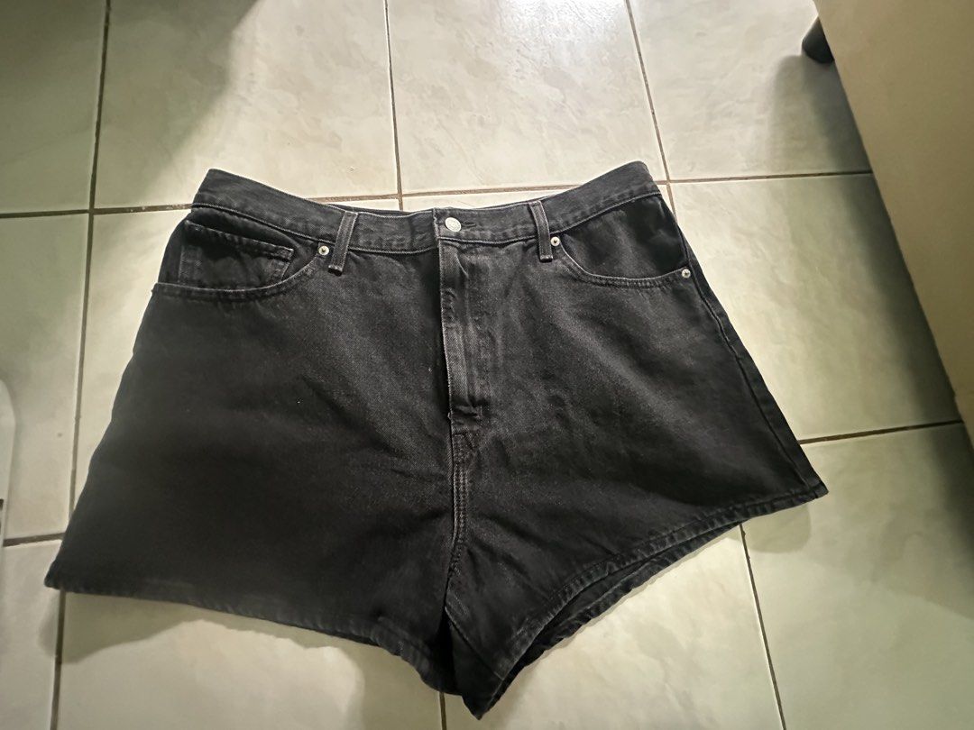 Levis mom short size 34 (Category: Shorts) located in Cebu City. Submitted by febbie18 (Listing ID 1444306645, Image 1). Description: .