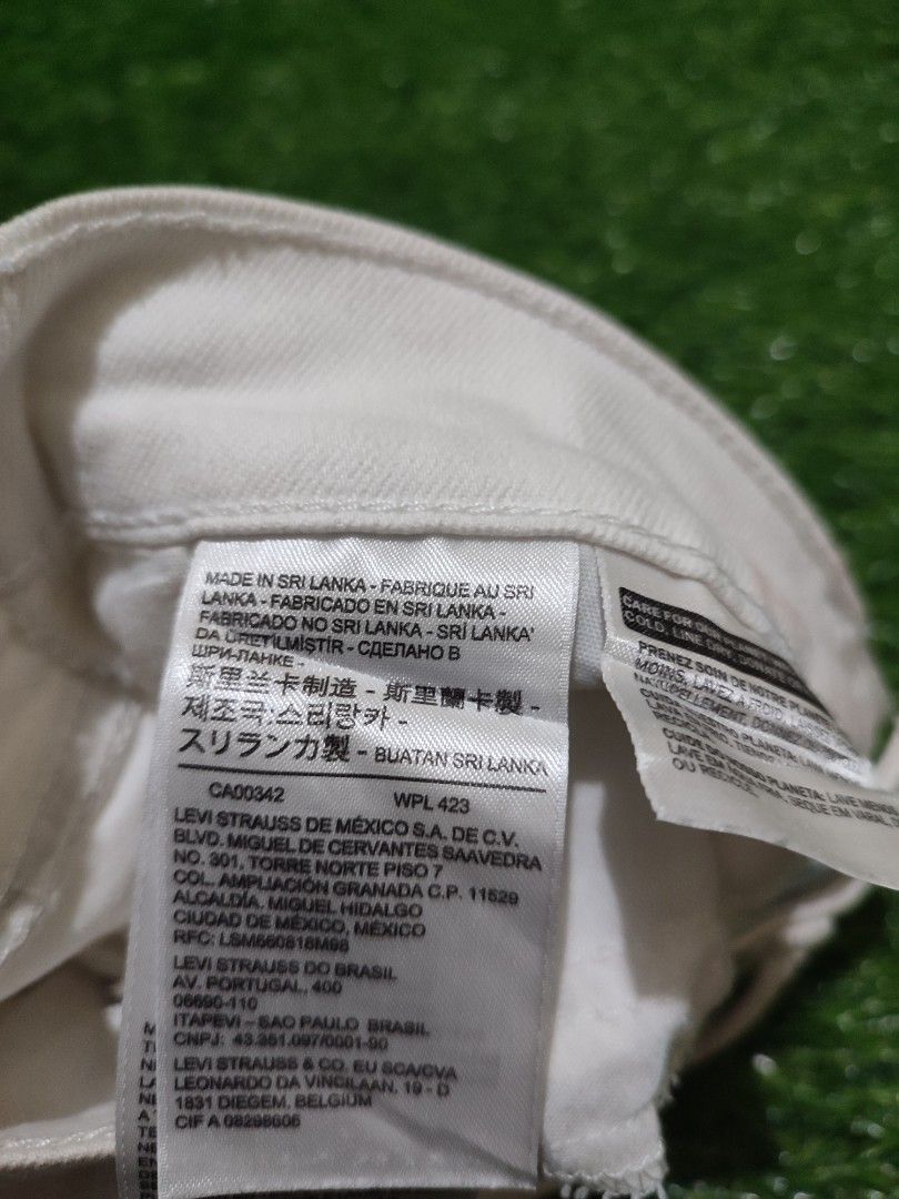 Levi's White High Rise Denim Shorts (Category: Shorts) located in Cebu City. Submitted by deadjay84 (Listing ID 1444492309, Image 3). Description: White Levi's high rise denim shorts - Size 27 on tag - in great condition - Cut-off hem with fraying - zip fly - Distressed leg details - Ideal for summer outfits pls see photos for details cebu loc add shipping .