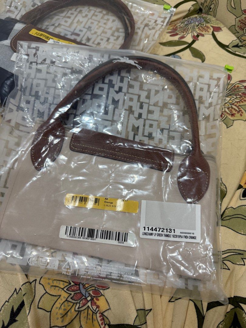 Longchamp Le Pliage size M FOR SALE (Category: Luxury Bags & Wallets) located in Pasig City. Submitted by kluxstuff (Listing ID 1444354724, Image 2). Description: ORIGINAL Size M Short Handle 7500 each 📍Cainta Negotiable ☺️.