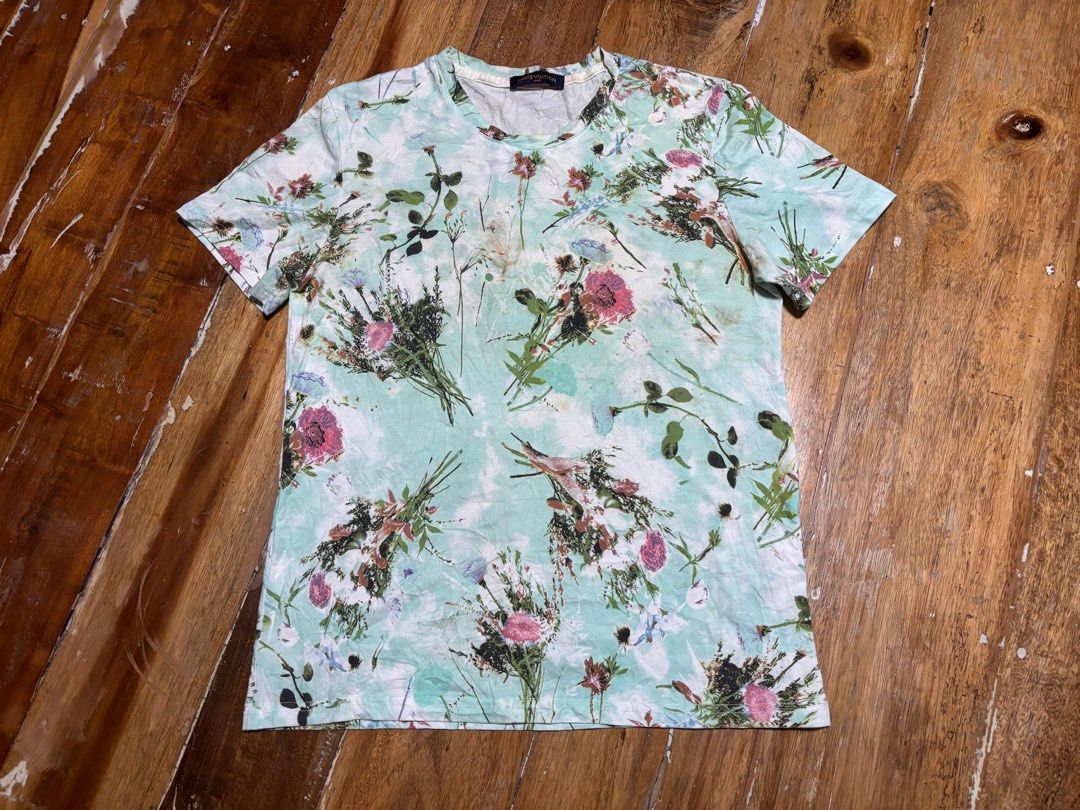 Louis Vuitton Paris Floral tshirt (Category: Tshirts & Polo Shirts ) located in Cagayan de Oro. Submitted by kirkwax_4 (Listing ID 1444418392, Image 1). Description: Louis Vuitton floral tee Small (19x25) In verygood/used condition Needs wash lng Light blue t-shirt with a vibrant all-over floral print. - Features bouquets of pink, purple, and white flowers with green leaves. - Prominently displays the Louis Vuitton Paris tag 680.
