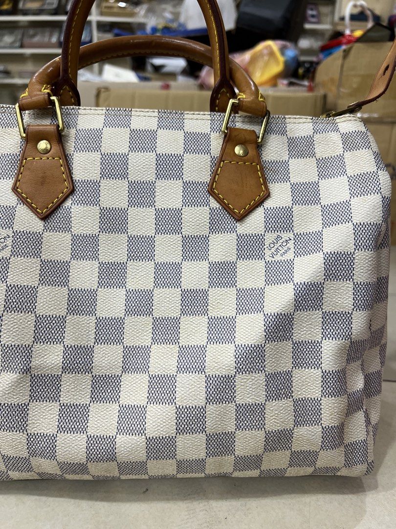 Louis Vuitton Speedy 30 (Category: Luxury Bags & Wallets) located in Bacolod City. Submitted by novymae23 (Listing ID 1444429799, Image 2). Description: Louis Vuitton Speedy 30 Damier Azur Excellent Conditon No Major Issue Minor Sign Of Usage .