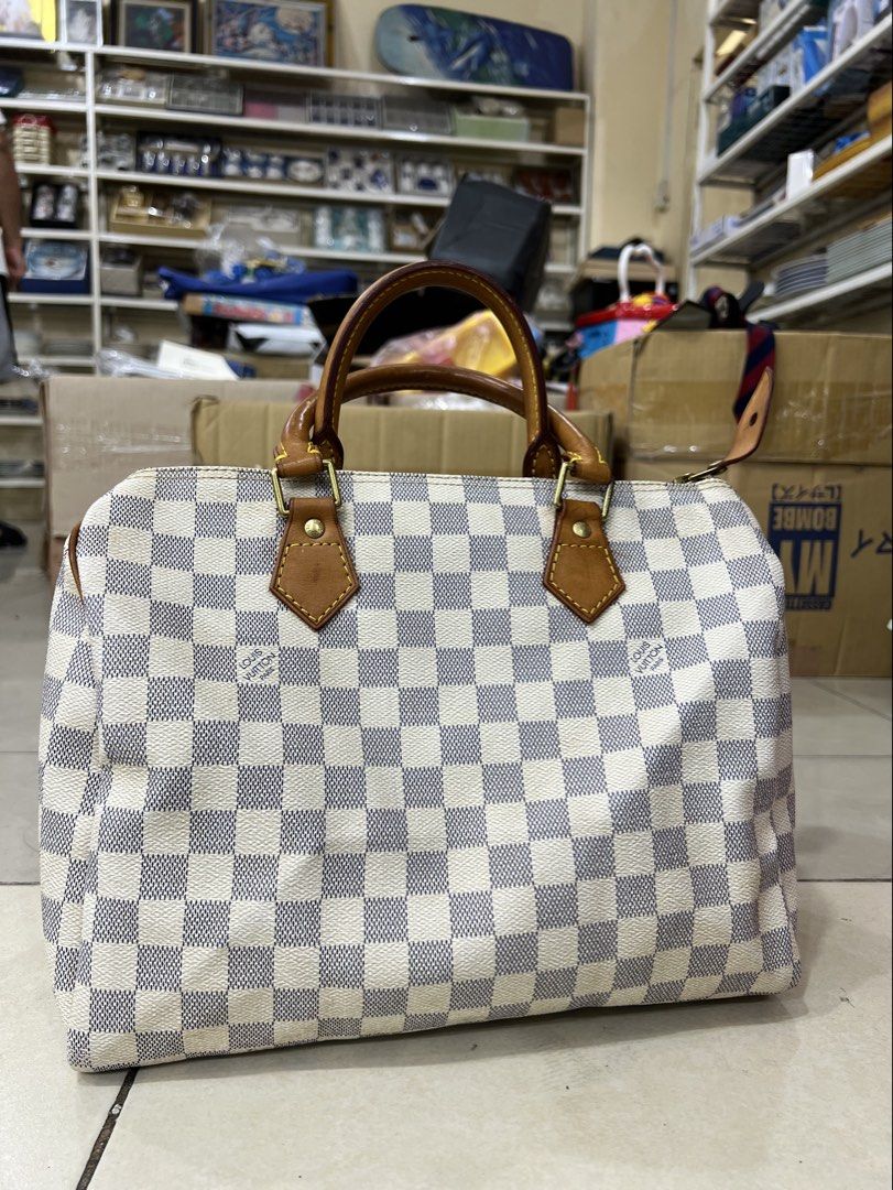 Louis Vuitton Speedy 30 (Category: Luxury Bags & Wallets) located in Bacolod City. Submitted by novymae23 (Listing ID 1444429799, Image 1). Description: Louis Vuitton Speedy 30 Damier Azur Excellent Conditon No Major Issue Minor Sign Of Usage .