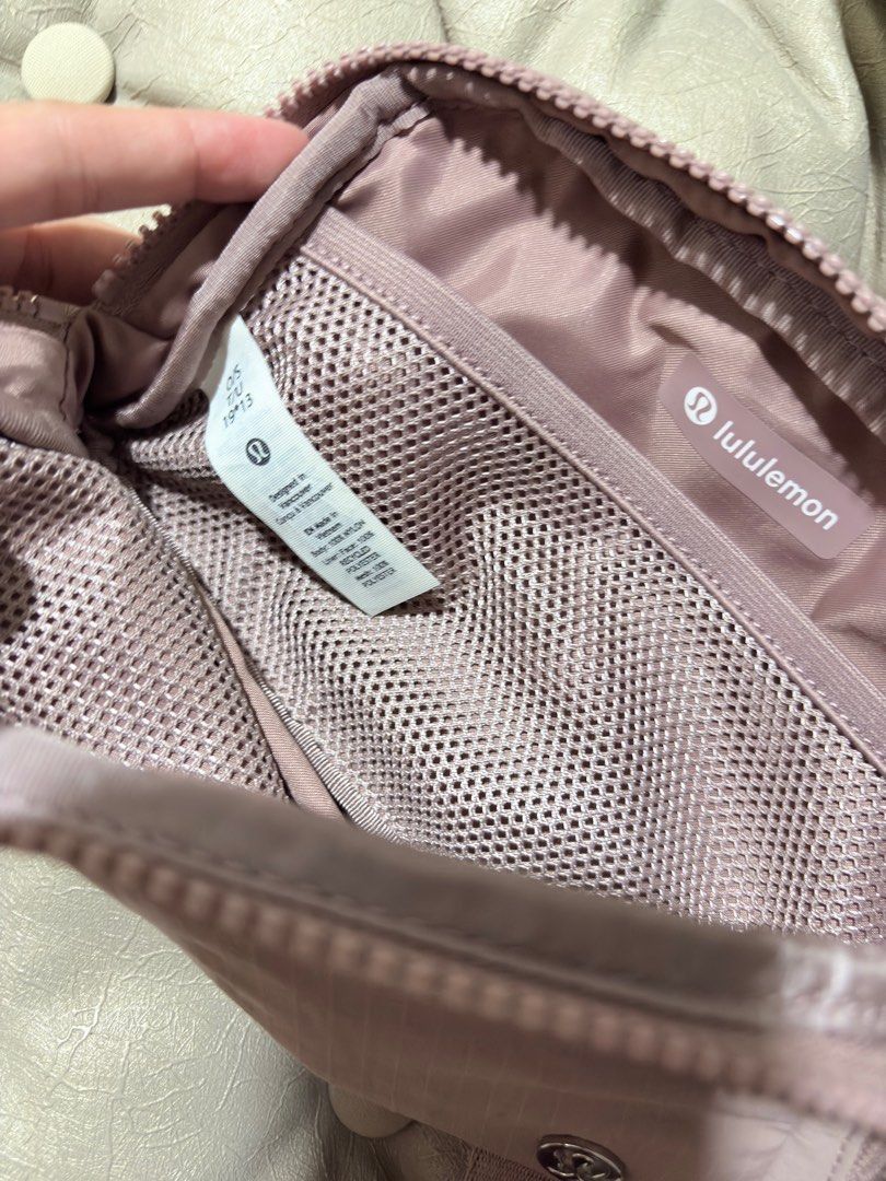 Lululemon Everywhere Belt Bag 1L (Category: Cross-body Bags) located in Binan City. Submitted by jujutingz (Listing ID 1444438891, Image 3). Description: Used once.