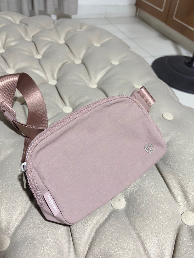 Lululemon Everywhere Belt Bag 1L (Category: Cross-body Bags) located in Binan City. Submitted by jujutingz (Listing ID 1444438891, Image 2). Description: Used once.