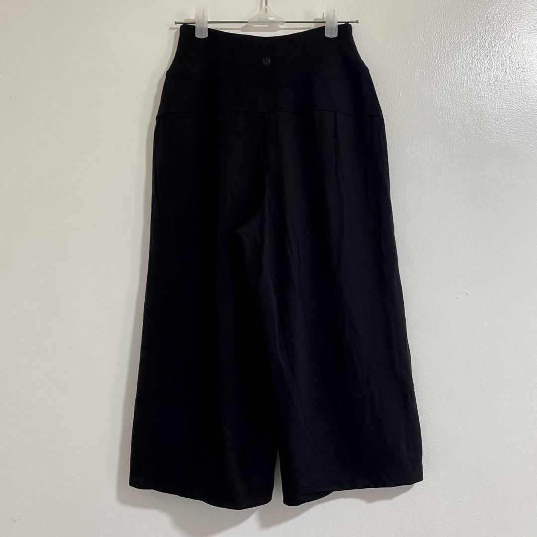 Lululemon Wide Leg Cropped Pants (Category: Activewear) located in Manila. Submitted by sometimesalways (Listing ID 1444400909, Image 3). Description: Lululemon Wide Leg Cropped Pants Size 2 Can fit up to 28-29 waistline Length: 28-28.5 Stretchable Issue/s: N/A Price: 1000 shipped.