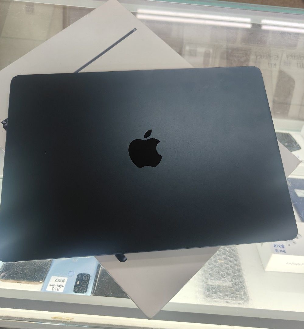 MacBook Air M2484813360564152320