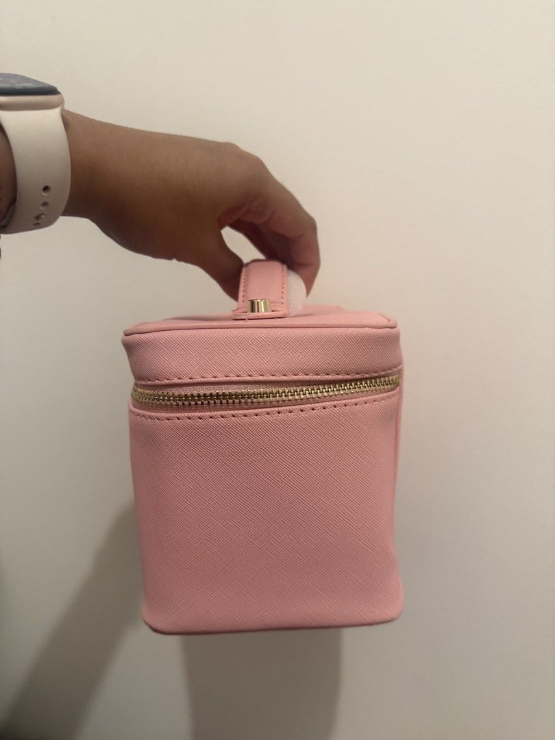 Makeup vanity bag (Category: Makeup) located in Quezon City. Submitted by quirksandcurls (Listing ID 1444439425, Image 2). Description: W removable bag compartment organizer.