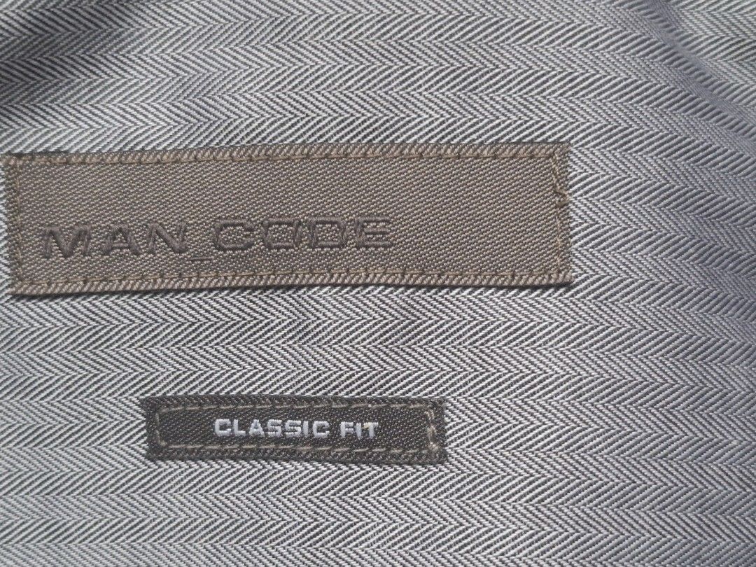 Man code （分類：T-shirt、恤衫、有領衫）位於 Hong Kong。 由 chitat1013 提交（商品編號 1444381369，圖片 3）。簡介： 15 又3/4 40 size refer picture 4 順豐到付。