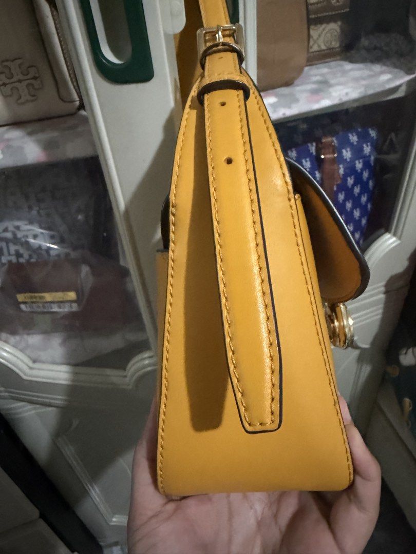 Flash sale:Michael Kors Lyra Crossbody (Category: Cross-body Bags) located in Davao. Submitted by mydearest20 (Listing ID 1444404342, Image 3). Description: original legit MK lyra golden yellow used once maganda to promise worth it 4250.