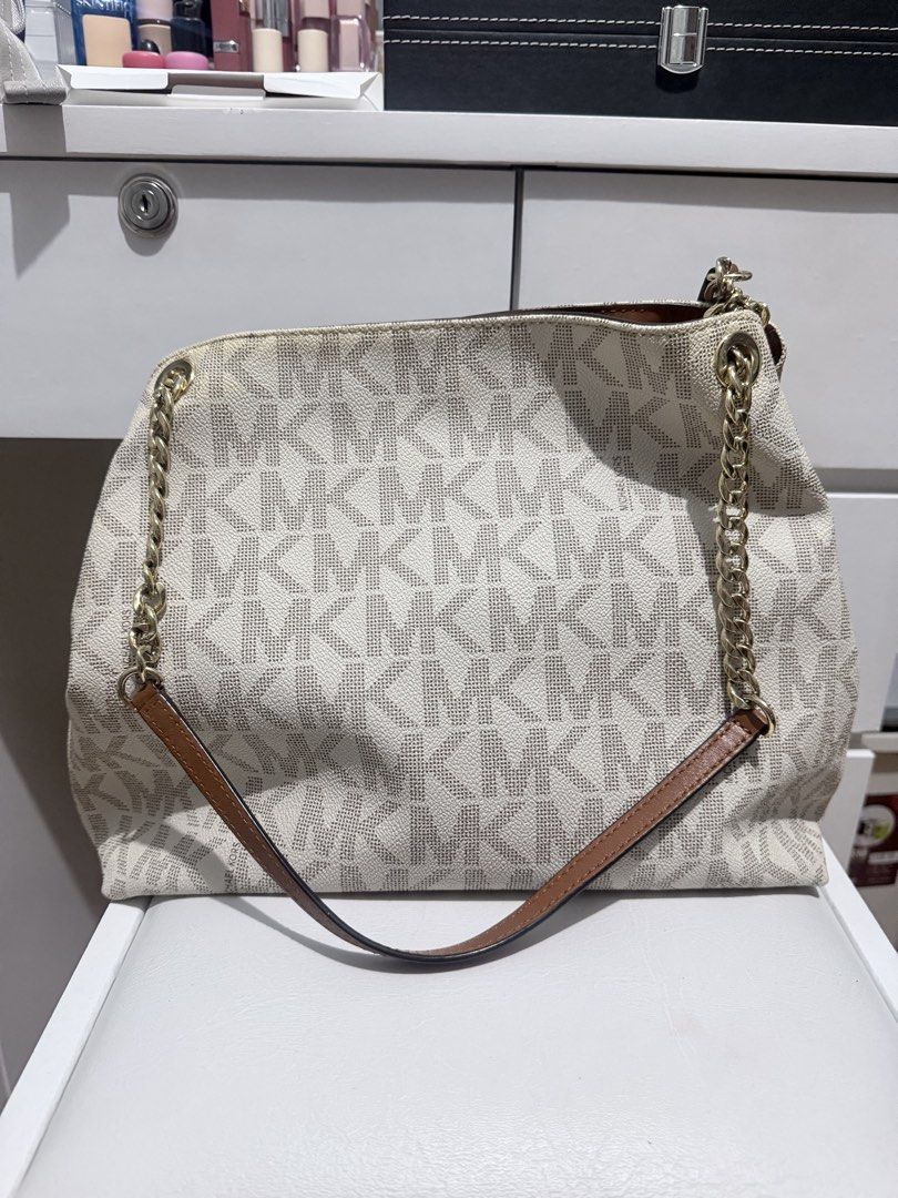 Michael Kors Jet Set Chain Shoulder Tote (Category: Luxury Bags & Wallets) located in Manila. Submitted by prelovedbygayle (Listing ID 1444460183, Image 2). Description: Signature Monogram: Crafted from durable, easy-to-clean coated canvas featuring the repeated all-over MK block logo print. Chain-Link Straps: Outfitted with striking gold-tone interwoven chain-link accents that transition smoothly into comfortable acorn-brown leather shoulder gua