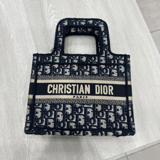 (Category: ) located in . Submitted by bccloset_ (Listing ID 1444377948, Image 1). Description: .