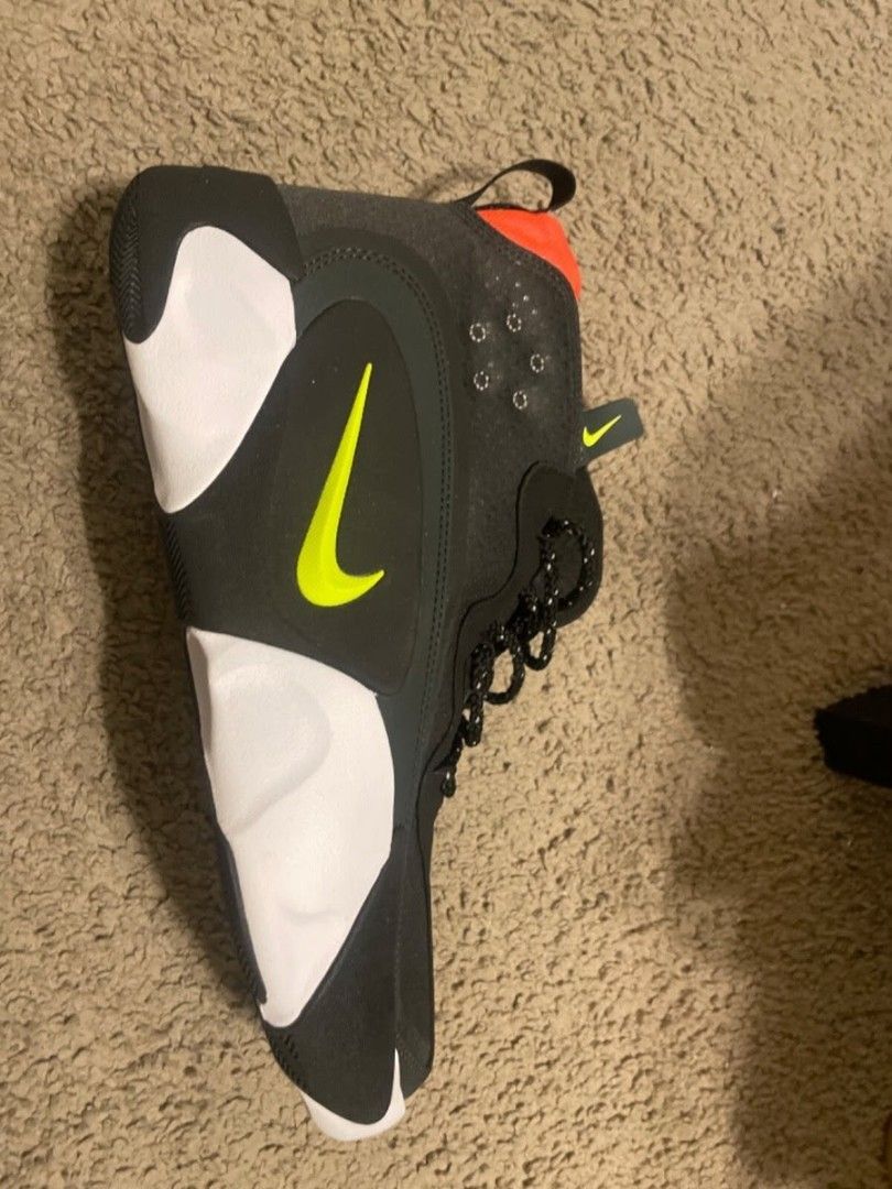 MINT - NIKE react Size.10 (Category: Sneakers) located in Mandaluyong City. Submitted by bethco (Listing ID 1444328600, Image 2). Description: size 10 no box.