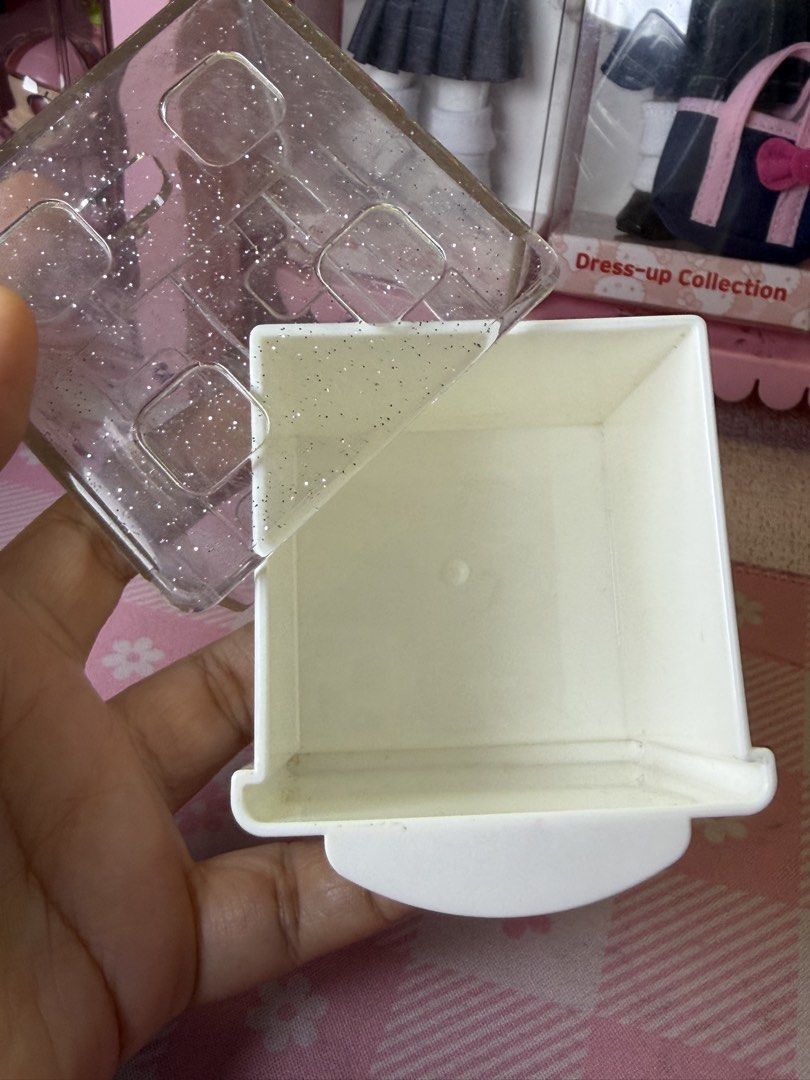 Momonga White Cat Storage Container with Glitter Lid (Category: Storage Boxes & Baskets) located in Caloocan City. Submitted by fluffy.stuff10 (Listing ID 1444417807, Image 3). Description: check pics for details .