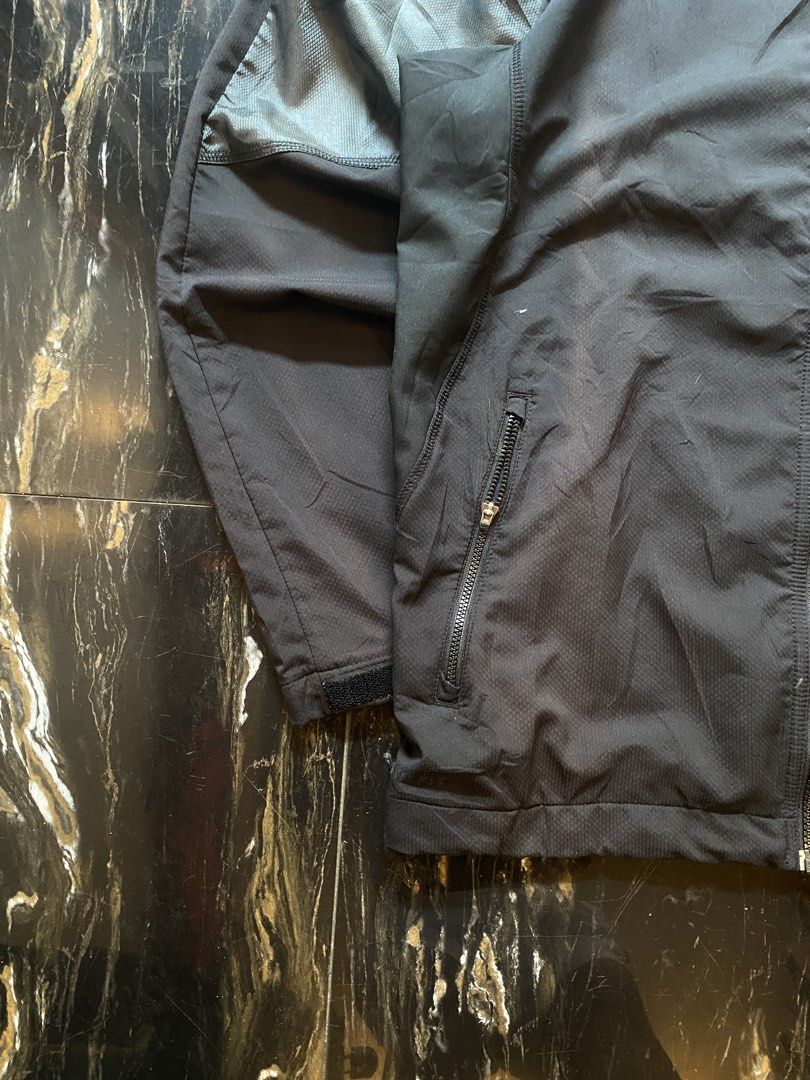 Nike Dri-Fit Windbreaker Jacket with Packable Hood (Category: Coats, Jackets and Outerwear) located in Abucay. Submitted by ukaystream (Listing ID 1444392480, Image 3). Description: Size: L - XL Width: 24 Length: 28 Issue: Slightly Disco Condition: 9/10 Direct Personal Message for Offers Just Swipe for Other Details Washed and Ready to Wear We Can Ship Nation Wide‼️.