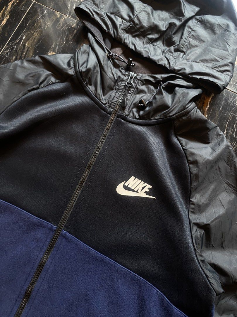 Nike Hoodie Zipper Jacket (Category: Coats, Jackets and Outerwear) located in Abucay. Submitted by ukaystream (Listing ID 1444393854, Image 2). Description: NEGOTIABLE ‼️ Size: L - XL Width: 23 Length: 27 Issue (s): None Condition: 10/10 Mine: 650 Direct Personal Message for Offers Just Swipe for Other Details Washed and Ready to Wear We Can Ship Nation Wide‼️.