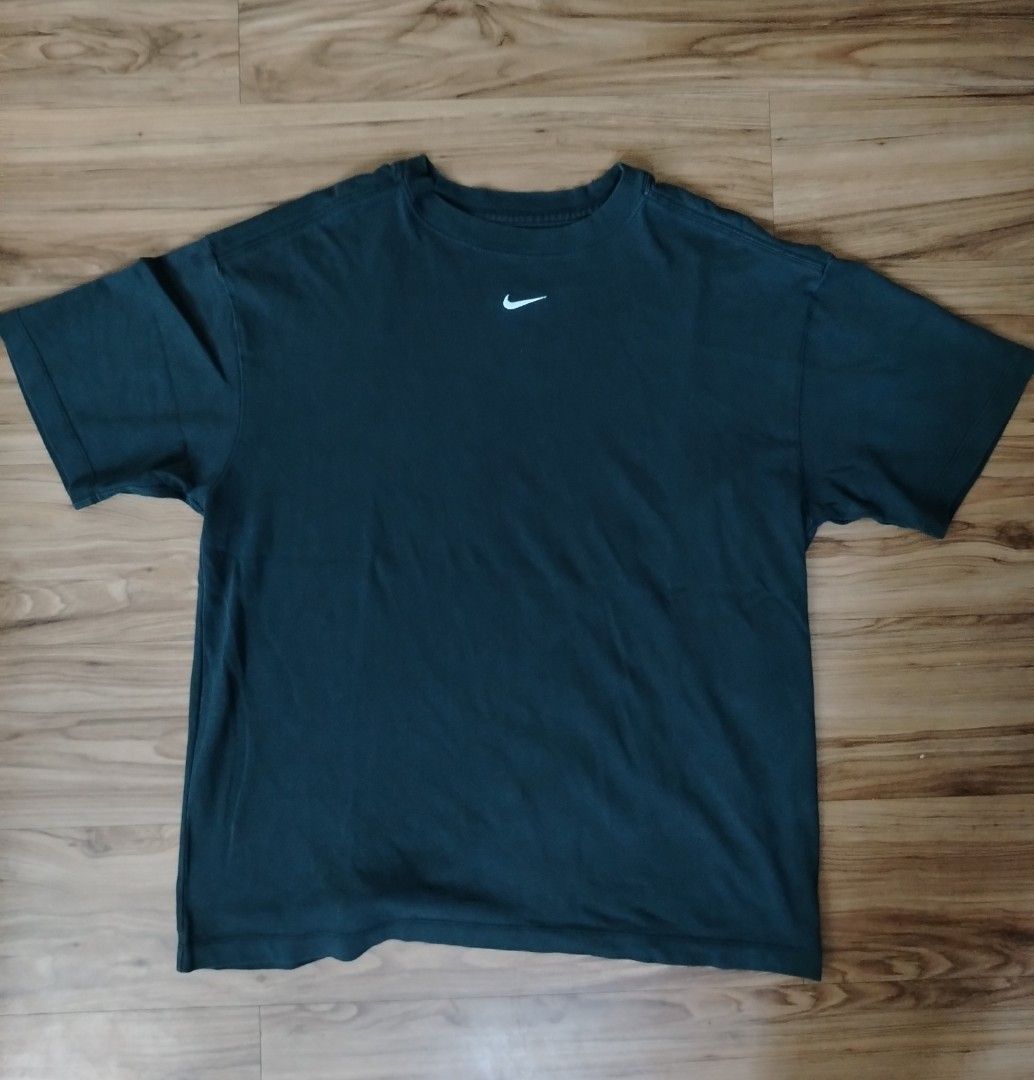 Nike Oversized Fit Tee T-Shirt (Category: Tshirts & Polo Shirts ) located in Caloocan City. Submitted by jpygoodies (Listing ID 1444426227, Image 2). Description: - Dark green Nike 'The Nike Tee' - Oversized fit, size L - Simple design with a small swoosh logo on the chest - Made in China - Ideal for casual wear.