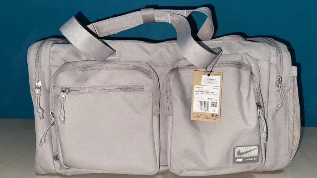 Nike utility duffel bag (Category: Backpacks) located in Baguio. Submitted by bravemoon-8a22 (Listing ID 1444476194, Image 2). Description: Nike Men's Utility Power 2.0 Duffel Bag (Medium, 51L) - College Grey [FN4208-009].