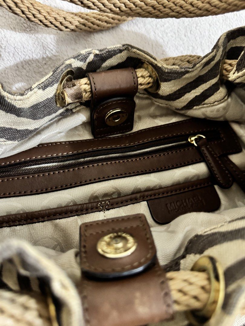 NWT Michael Kors Bag (Category: Luxury Bags & Wallets) located in Manila. Submitted by jpabss (Listing ID 1444345056, Image 3). Description: 💥NWT Micheal Kors Tote Bag Tiger Print Marina Canvas 💥No Issue.