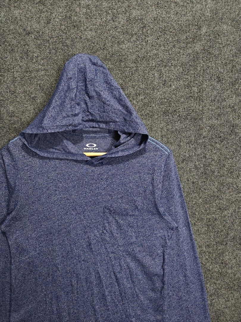 Clearance Sale ❗Oakley Blue Heathered Hoodie (Category: Activewear) located in Alaminos. Submitted by epargne (Listing ID 1444311033, Image 2). Description: Condition: Perfect ! Color rate: 10/10 Size: Small - Medium Measurement: ⬇️⬇️⬇️ Length' 28 'Width' 18 Issue: None.