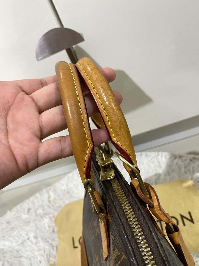 Orig Lv bb alma (Category: Luxury Bags & Wallets) located in Tagum. Submitted by janmarion049706 (Listing ID 1444336346, Image 3). Description: good condition no flaws sign of use only with water marks &dirt maganda pa Japan items money back guarantee f proven fake.