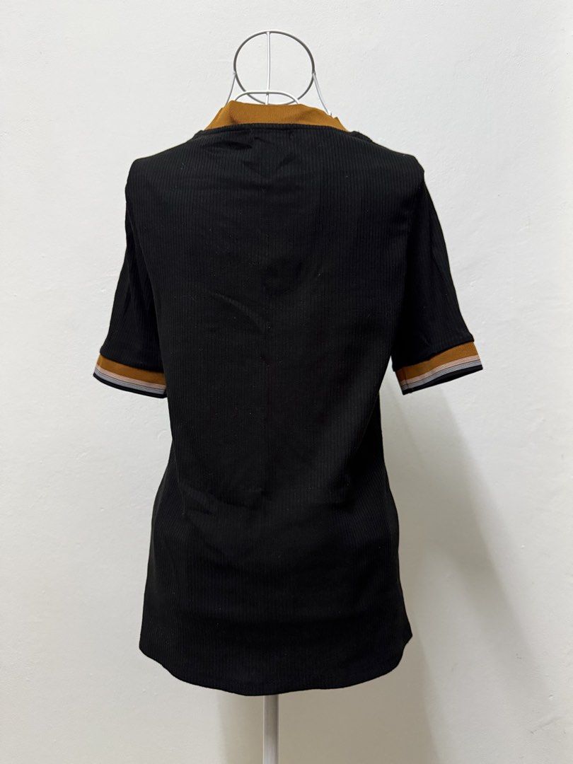 Padini Black Top (Category: Shirts) located in Johor Bahru. Submitted by littlelittleprelovedthings (Listing ID 1444331129, Image 2). Description: 🧚🏻‍♂️ Brand: Padini 🧚🏻‍♂️ Size: L 🧚🏻‍♂️ Condition: Preloved 📍 Meet-up: Paradigm Mall (JB) or JB area 📦 Delivery: Available via courier after payment 💰 Delivery fee: RM7 (West MY) ⚠️ Notes • Please refer to photos for condition • No return / refund after purchase • Feel free to chat for more ph