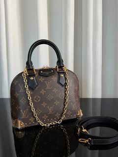 (Category: ) located in . Submitted by bagsandshoesmanymore (Listing ID 1438182324, Image 1). Description: .