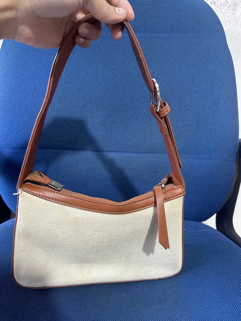 preloved madam peony bag (Kategori: Tas & Dompet Wanita) berada di Jakarta Timur. Dikirim oleh rochari (ID iklan 1444408611, Gambar 3). Deskripsi: ini cuma pake 1 x tapi lama disimpen jadi klotek dalem aja, tali diujung plastik patah tp overal msh ok dipakai beli lamgsung di thailand 1100b= Rp550k.