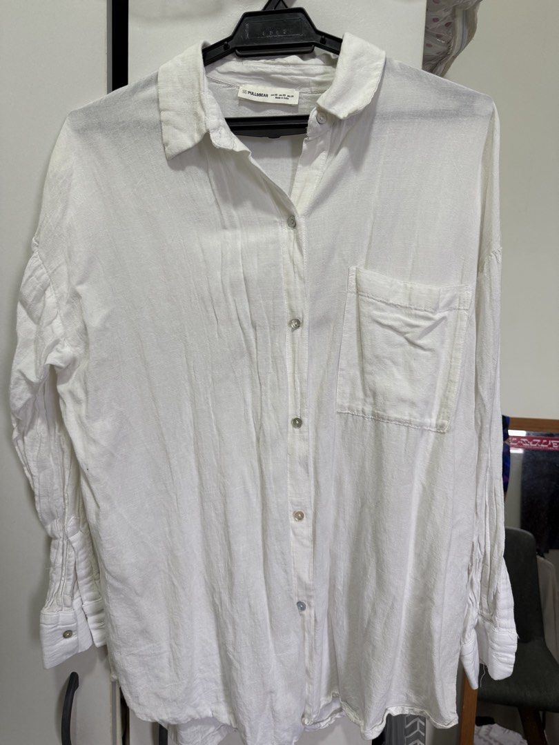 Pull & Bear blouse (Category: Blouses) located in Kuala Lumpur. Submitted by qieeeeeeeee (Listing ID 1444333484, Image 1). Description: Still new rarely used white colour all in good baggy style.