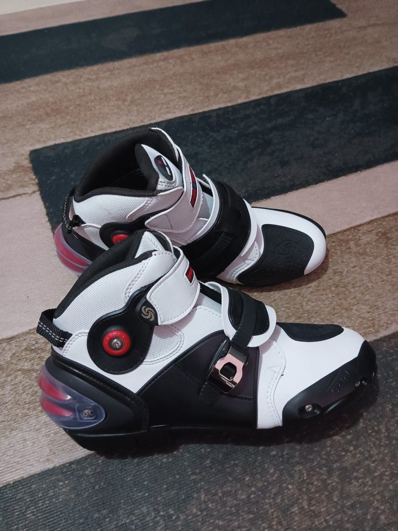 Riding Tribe Motorcycle Boots & Knee Guards Set (Category: Boots) located in Baliuag. Submitted by mazieee (Listing ID 1444330385, Image 2). Description: - Riding Tribe Motorcycle Boots & Knee Guards Set - Boots: White & Black, Size 44, Adjustable Straps & Buckles - Knee Guards: White & Black, Protective Design - Ideal for Motorcycle Riding Bought in Japan.
