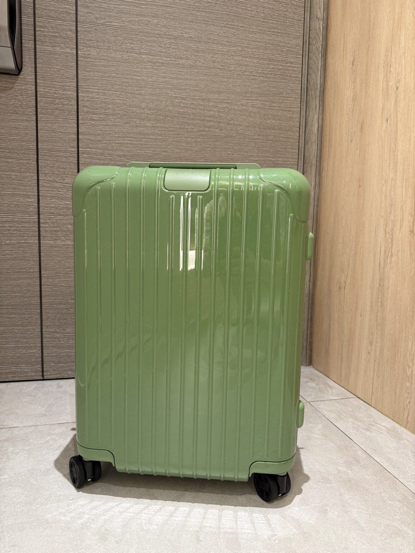 Rimowa hand carry 綠色行李箱 （分類：旅遊 - 旅行必需品及用品）位於 Hong Kong。 由 glcnetkk 提交（商品編號 1444311528，圖片 1）。簡介： Rimowa 20吋行李箱，綠色好靚。四個轆好順，推出去旅行一流。有密碼鎖，保障財物安全。箱身冇乜花痕，整體好新淨。啱晒放假去旅行用。。