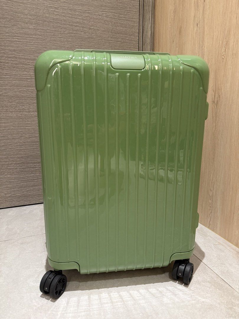 Rimowa hand carry 綠色行李箱 （分類：旅遊 - 旅行必需品及用品）位於 Hong Kong。 由 glcnetkk 提交（商品編號 1444311528，圖片 2）。簡介： Rimowa 20吋行李箱，綠色好靚。四個轆好順，推出去旅行一流。有密碼鎖，保障財物安全。箱身冇乜花痕，整體好新淨。啱晒放假去旅行用。。