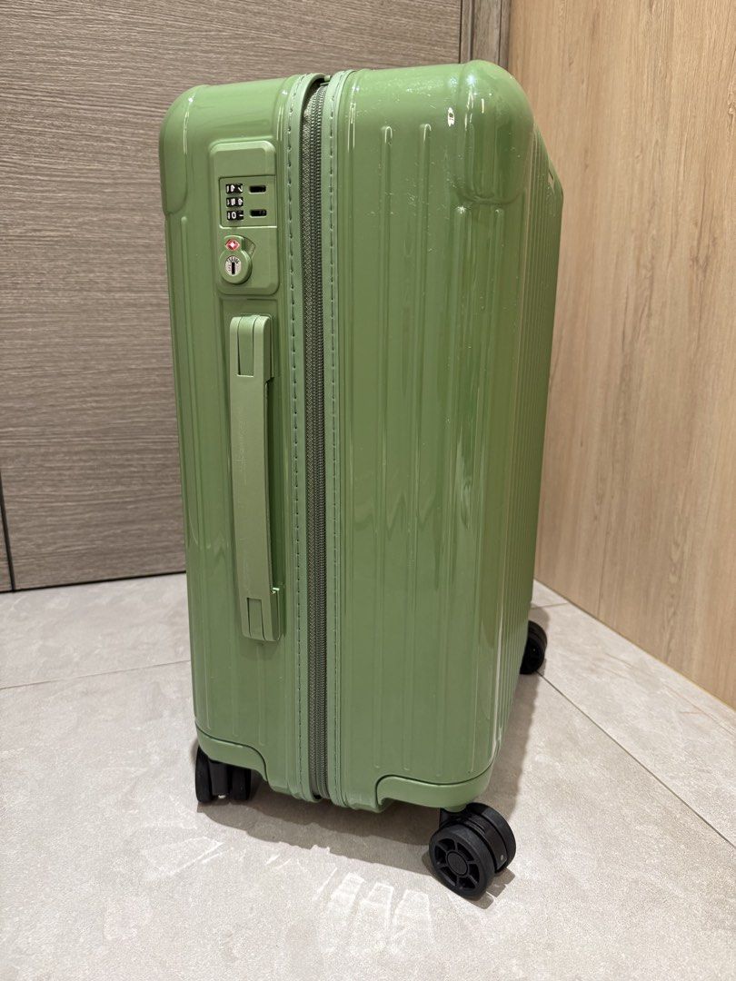 Rimowa hand carry 綠色行李箱 （分類：旅遊 - 旅行必需品及用品）位於 Hong Kong。 由 glcnetkk 提交（商品編號 1444311528，圖片 3）。簡介： Rimowa 20吋行李箱，綠色好靚。四個轆好順，推出去旅行一流。有密碼鎖，保障財物安全。箱身冇乜花痕，整體好新淨。啱晒放假去旅行用。。